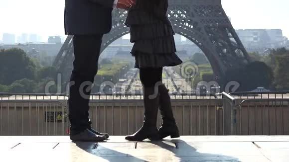 一对情侣的约会细节埃菲尔铁塔男人和女人的爱视频的预览图