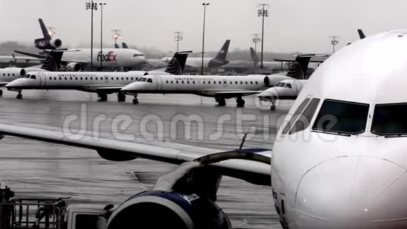 机场的飞机视频的预览图