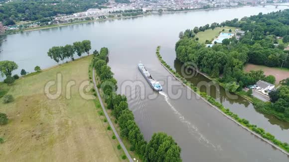 德国科斯海姆莱茵河和缅因河汇合处鸟瞰图视频的预览图