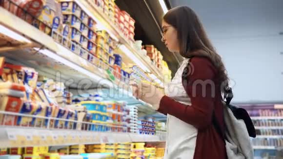 年轻女子在超市买奶酪视频的预览图