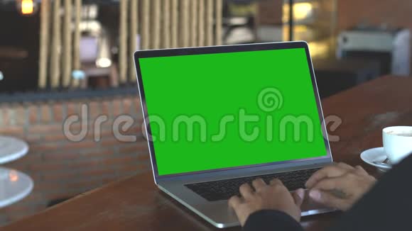 显示绿色屏幕的笔记本电脑键盘上的手写字视频的预览图
