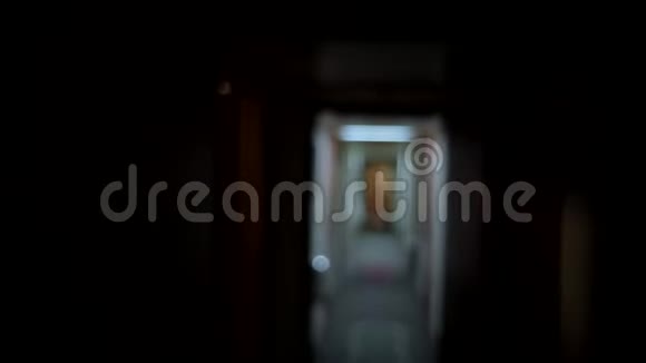 焦点外酒店走廊的暗色灯光闪烁视频的预览图