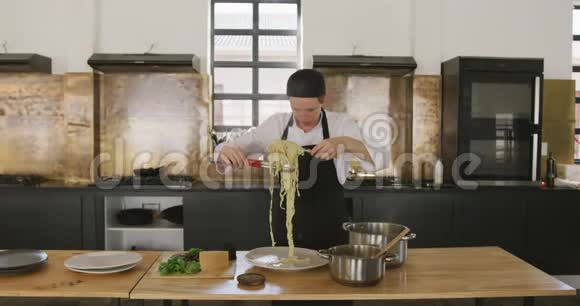厨师绞着意大利面视频的预览图