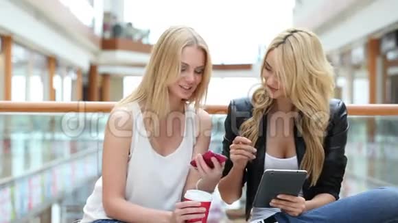 商场里的女人用智能手机视频的预览图