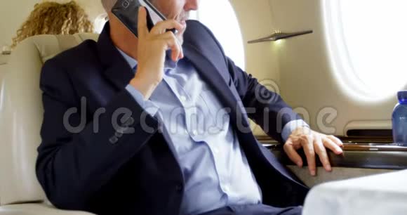 商务人员用私人飞机4k通话视频的预览图
