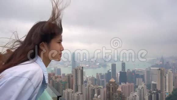 香港山顶慢动风吹女发视频的预览图