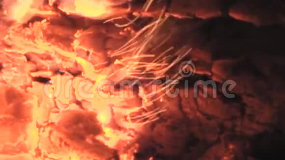 燃烧的火焰和余烬视频的预览图