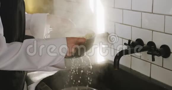 厨师拧意大利面视频的预览图