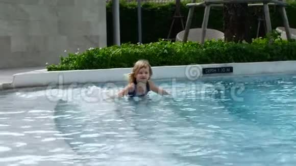 孩子们在游泳池里游泳视频的预览图