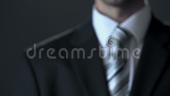 成功的秘诀穿着商务服的男人按下屏幕上的按钮故事视频的预览图