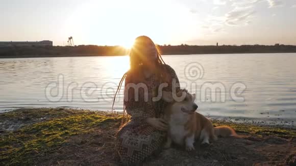 带狗的女旅行者视频的预览图