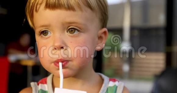 小男孩用吸管喝牛奶视频的预览图