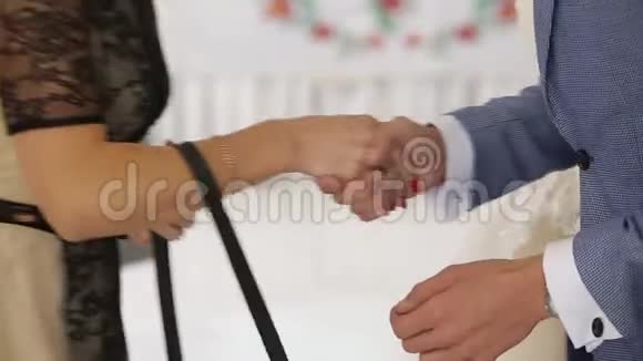 宾客们在祝贺玛瑞吉的过程中与新郎握手视频的预览图