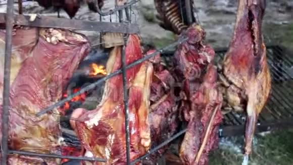 在大火中烤牛肉视频的预览图