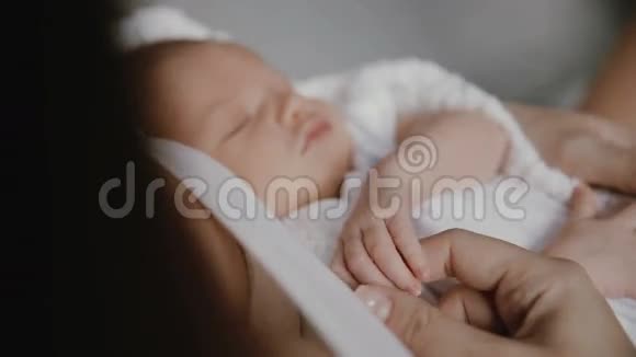 新生婴儿手握成人手指视频的预览图