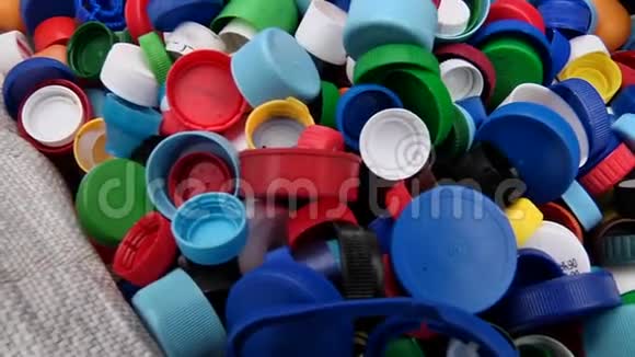回收用的瓶子的塑料盖子视频的预览图