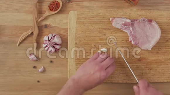 厨师切蒜视频的预览图