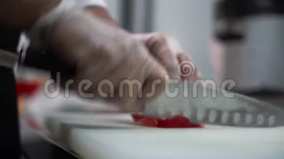 厨师在厨房做饭视频的预览图