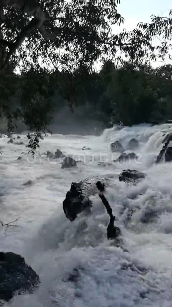 奇辛贝拉瀑布视频的预览图