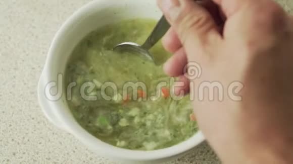在杯子里搅拌汤视频的预览图