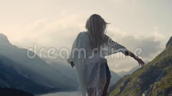 运动的女孩在世界的顶端跳舞美丽的山和蓝天在地平线上她在试图视频的预览图