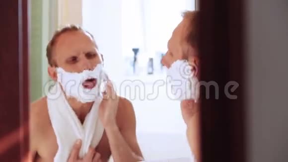 早上刮胡子的时候签的那个有趣男人视频的预览图