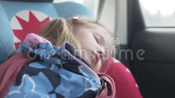 婴儿睡在车里的汽车座椅上视频的预览图