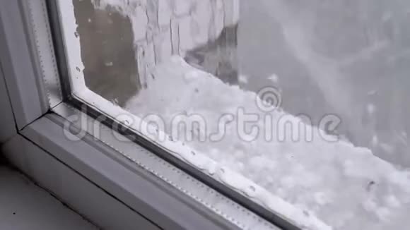 窗外万岁冰雹落在玻璃窗后面的窗台上视频的预览图