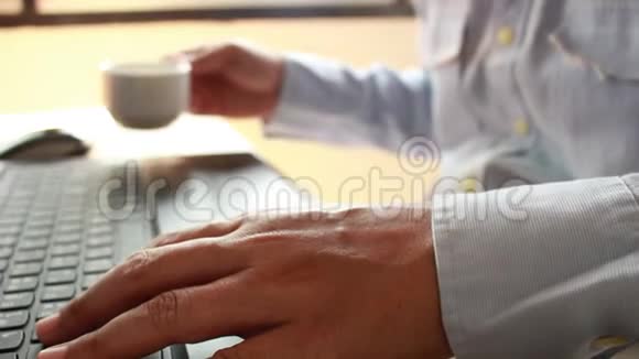 年轻商人喝咖啡用笔记本电脑做生意注意力模糊视频的预览图