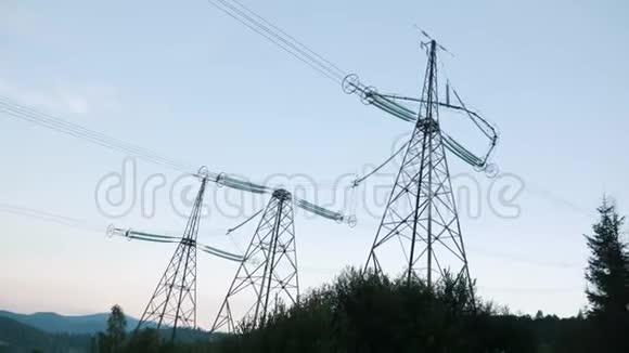 传送塔电力塔在黄昏的时候在美丽的天空中穿过电动高压塔能源效率视频的预览图