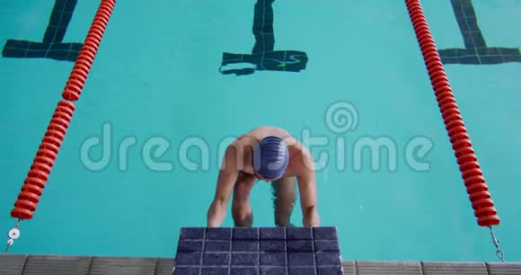 游泳者潜入游泳池视频的预览图