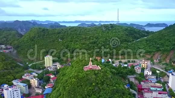 在山顶上有地标的城市上空展开视频的预览图