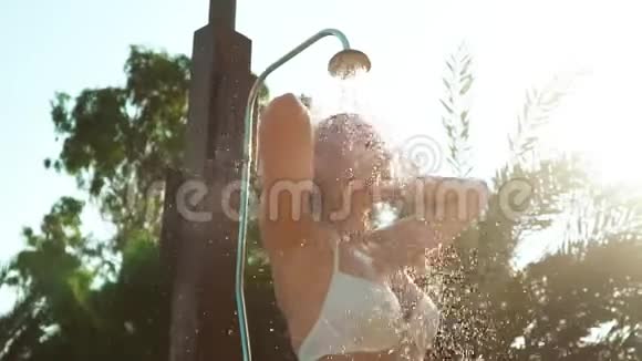 洗澡的女人视频的预览图