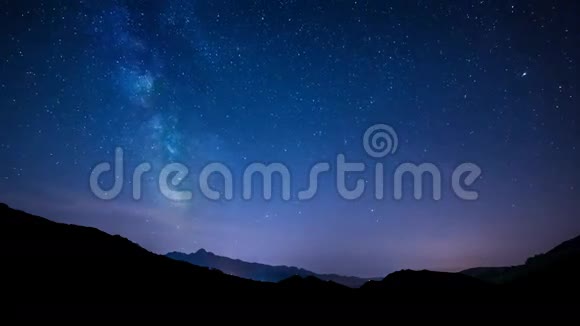 山背景上带有银河系的时移夜空星星视频的预览图
