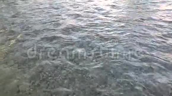 波浪在河中央流动视频的预览图
