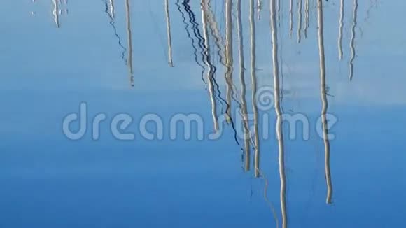 黎明时分水中映着桅杆上洁白别致的美丽游艇在海上的码头晴朗的夏日早晨视频的预览图