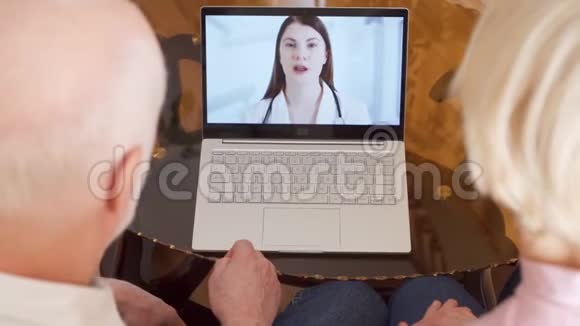 在家中有一对老夫妇通过信使应用程序与医生进行视频聊天咨询视频的预览图