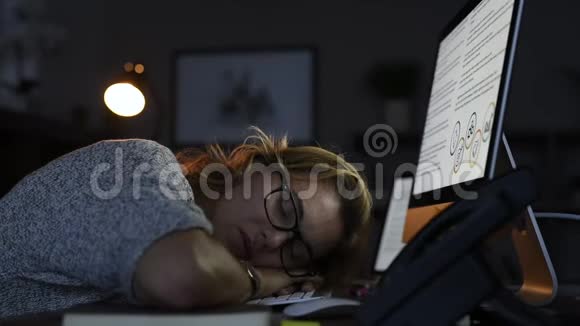 女商人晚上在电脑上睡觉视频的预览图