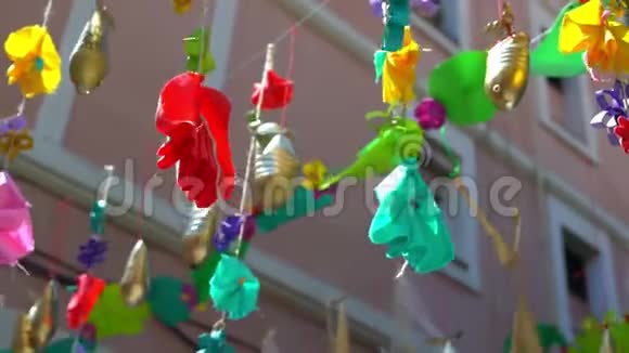 街道装饰由回收塑料瓶瓶塞和袋子制成视频的预览图