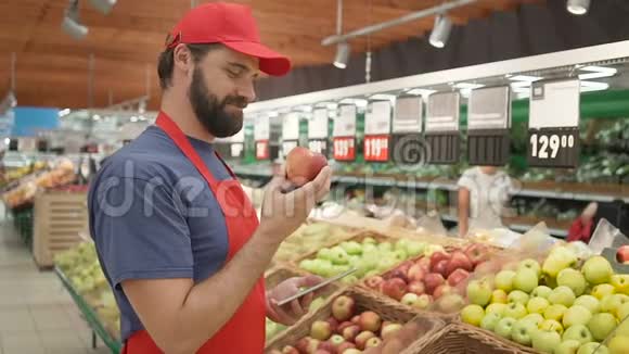 超市店员检查苹果质量新鲜度和优质食品概念视频的预览图