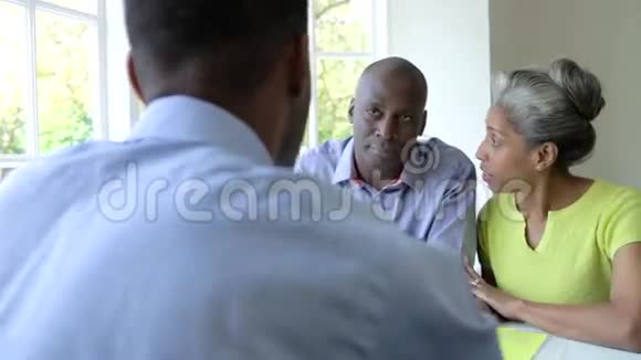 与金融顾问在家会面的成熟黑人夫妇视频的预览图