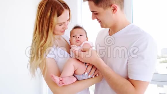 母亲父亲和婴儿视频的预览图