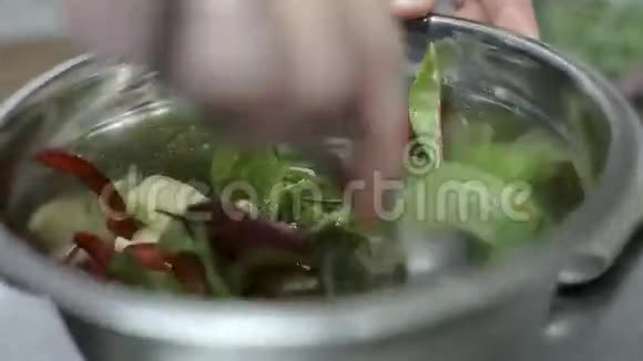 厨师用海鲜搅拌蔬菜沙拉厨师用海鲜做蔬菜沙拉视频的预览图