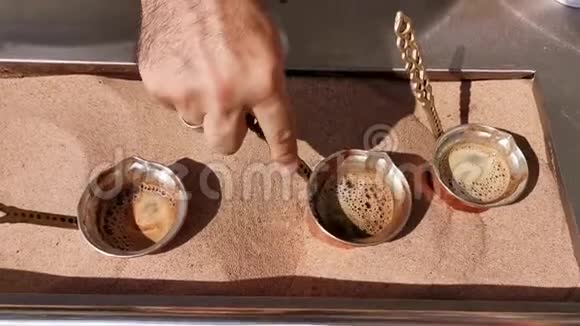 水壶里的咖啡在沙子里煮视频的预览图