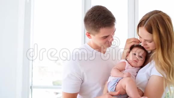 母亲父亲和婴儿视频的预览图