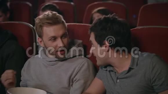 朋友们在电影院看电影男人阻止朋友看电影视频的预览图