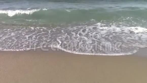 沙滩上的波浪视频的预览图