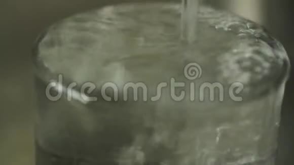 溢出的水玻璃视频的预览图