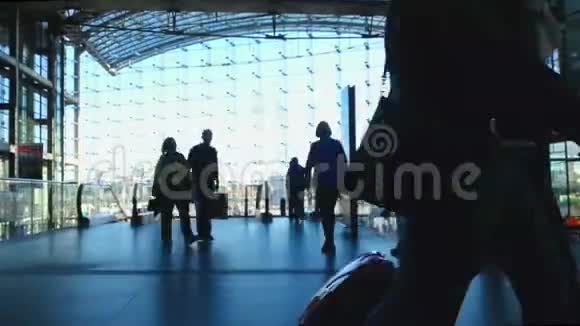 火车站机场大厅的乘客人群携带行李的人视频的预览图