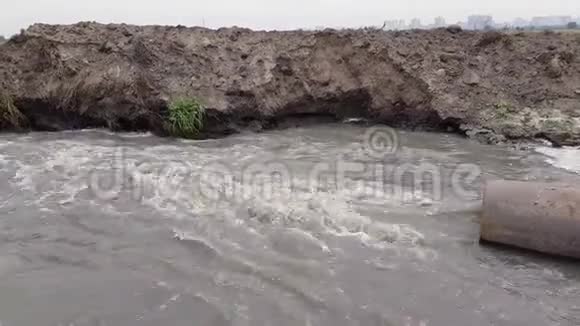 污水流入池塘视频的预览图